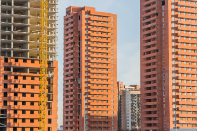 На торгах продали более 250 долгостроев по всей стране .